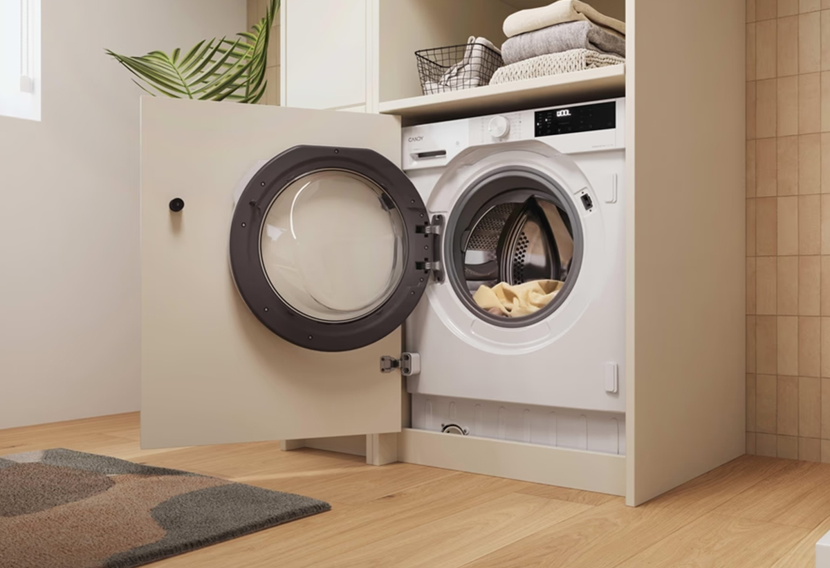 Απεικονίζεται η συσκευή εγκατεστημένη σε μπάνιο.